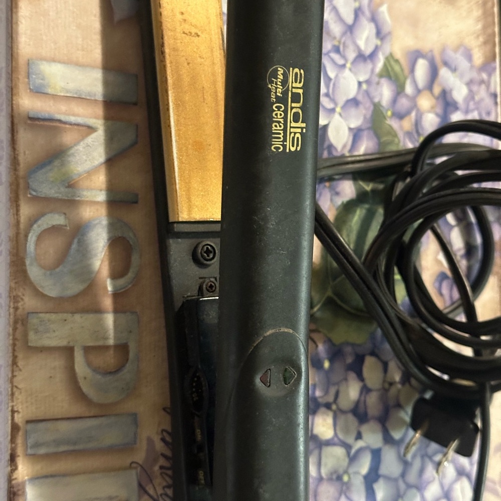 Andis Black Ceramic Flat Iron with Gold Plates